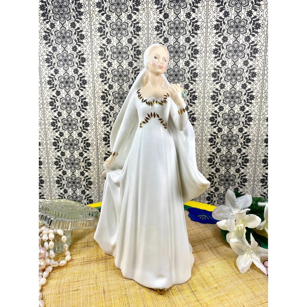 Royal Doulton Bride‎ HN2873 Figurine, Bone China, England, 1979, mint, so beauty